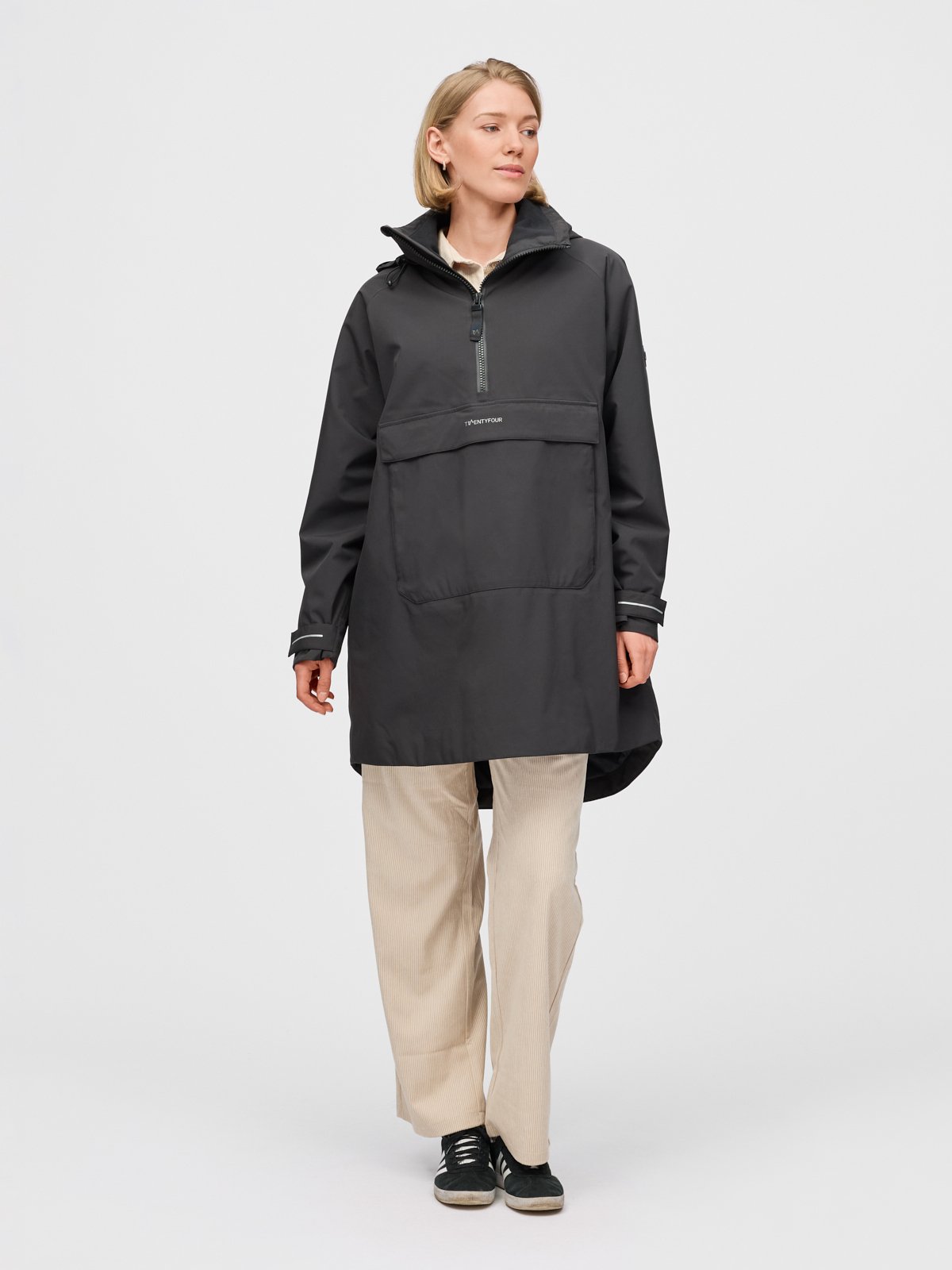 Twentyfour Mode Insulation Poncho D Sort